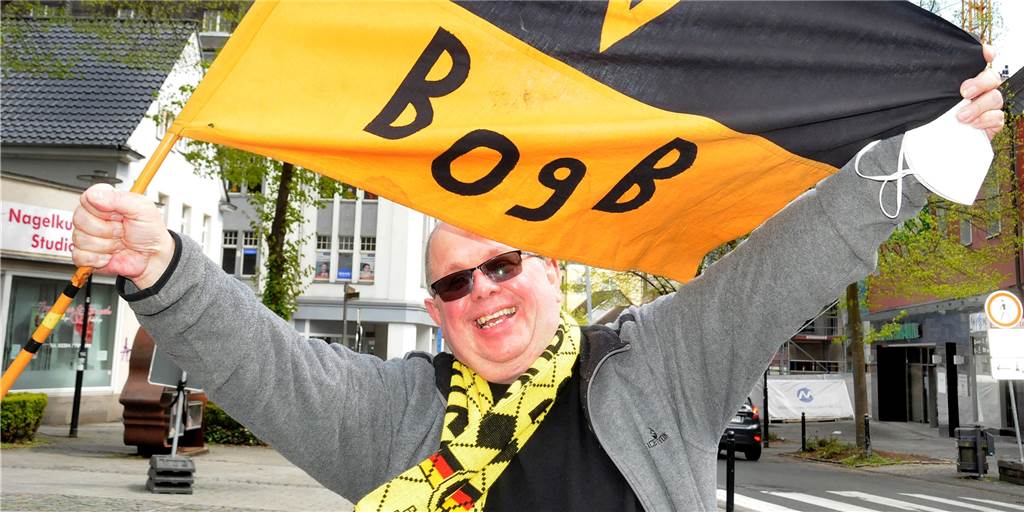 Selbst genähte Fahne erlebte vor 55 Jahren den Europapokalsieg des BVB Alle Höhen und Tiefen des BVB hat die handgenähte Fan-Fahne von Martin Fischer miterlebt. Zum ersten Mal schwenkte sie sein Vater vor genau 55 Jahren beim Europokal-Triumph in Glasgow. Nur für den Moment der Aufnahme hat der Schwerter die Corona-Maske abgesetzt.