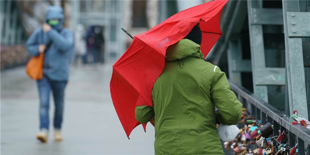 Sturmtief „Eugen“ wütet in Schwerte: Darauf müssen Sie sich einstellen Sturmtief „Eugen“ sorgt für orkanartige Böen – da kann das Halten des Regenschirms zum Kampf werden.
