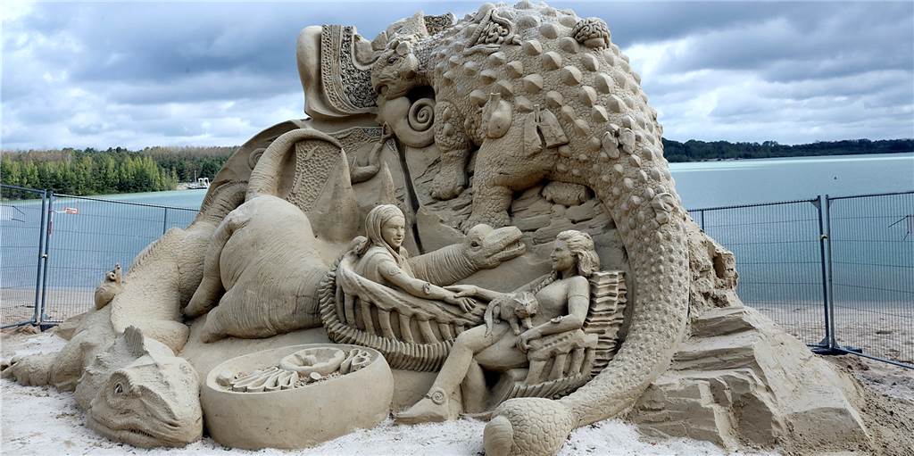 Die Eröffnung des RuhrDing Klima am Silbersee II wird verschoben Die Sandskulptur mit Selbstportraits von Mariechen Danz und Kerstin Brätsch am Silbersee ist bereits fertig.