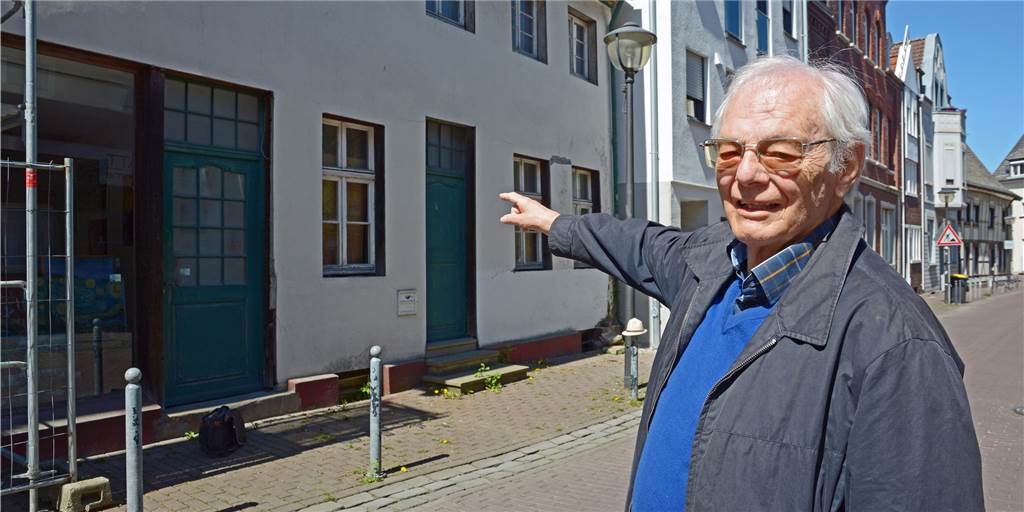 Karl-Heinz Schwarze vom Verein "Freunde des historischen Stadtkerns Werne" vor dem verfallenen Haus an der Burgstraße. Der Verein hatte große Pläne mit dem Gebäude.