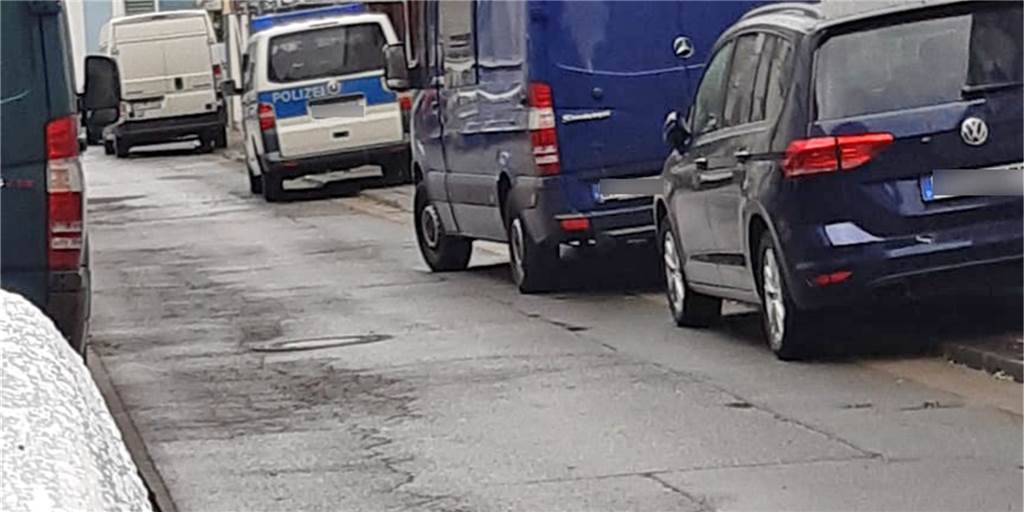 Zahlreiche Einsatzfahrzeuge der Polizei tauchten in den frühen Morgenstunden vor zwei Wohnungen in Schwerte auf.