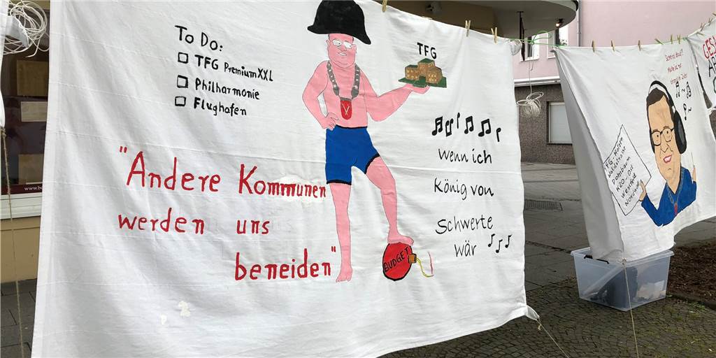 Spitzen gegen den Bürgermeister bei Demo vor dem Schwerter Rathaus Spitzen gegen den Bürgermeister trug man am Mittwoch auf Bannern vor das Rathaus.