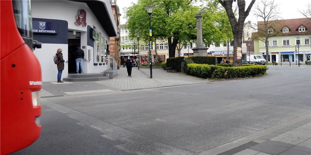 Gefahrenstelle verschwunden: Stadt lässt Zebrastreifen-Ersatz entfernen Wieder verschwunden sind die umstrittenen roten Streifen auf dem Asphalt der Bahnhofstraße und der Rathausstraße an der Post, die sich die Stadtverwaltung als Ersatz für Zebrastreifen ausgedacht hatte.