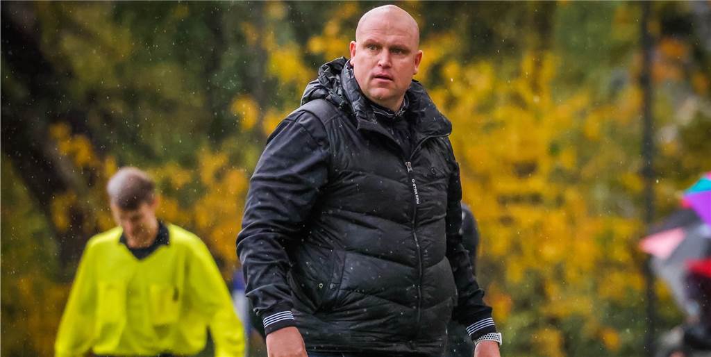 Warum Hernes Kulttrainer Knappmann während eines Fußballspiels von der Polizei verhört wurde Westfalia Hernes Trainer Christian Knappmann ist im Ruhrgebiet bestens bekannt.