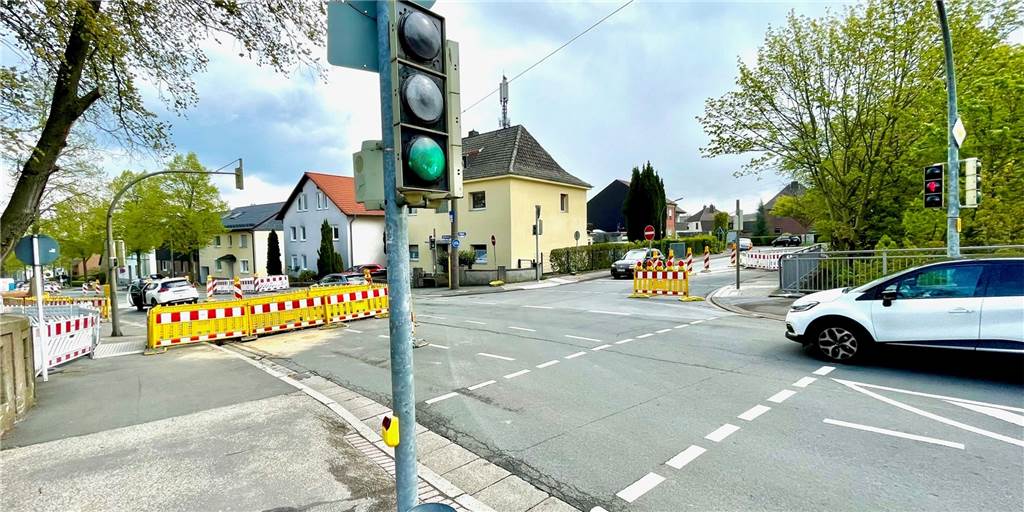 Hauptstraße voll gesperrt: Droht dem Dortmunder Süden ein Verkehrschaos? Im Bereich dieser Einmündung wird es eine längere Vollsperrung geben.