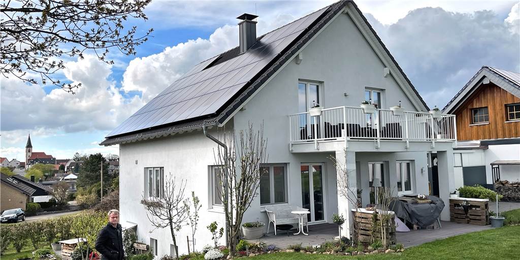 Strom und warmes Wasser dank Sonnenkraft – Praxistipps eines Häuslebauers Kaum zu erkennen: Die schwarzen Module der Photovoltaikanlage auf dem Dach des Hauses von Familie Prünte in Fröndenberg.
