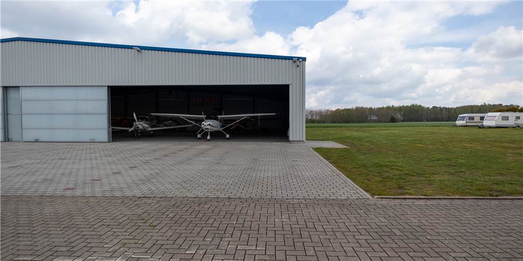 Weitere Unterstellhalle soll Flugplatz entlasten: „Wir sind ausgebucht" Vor gut zwei Jahren wurde die Unterstellhalle 11 bezogen. Wenn alles planmäßig verläuft, dann könnte sich daran bis Jahresende direkt eine baugleiche Halle 12 anschließen. Diese wird ein wenig größer dimensioniert, um auch der Fallschirmgruppe Skydive eine Lagerfläche bieten zu können.