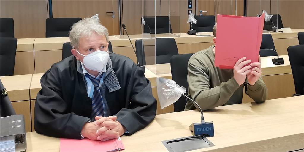 Drogen-Dealer versteckte sich monatelang im Wald vor der Polizei Der Angeklagte (r.) neben seinem Verteidiger zum Prozessauftakt.