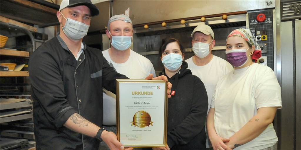 Bäckermeister Sascha Ruhnke (l.) und sein Team sind stolz auf die Auszeichnung „Meister.Werk.NRW 2021", mit der das Land NRW ihre Bäckerei Becker in den Kreis der Besten aufgenommen hat.