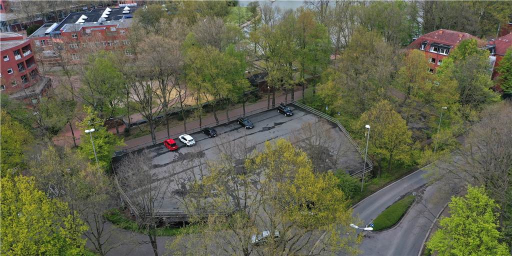 Verlust von Parkplätzen am Ärztehaus beunruhigt ältere Mitbürger Das Parkdeck am Wulfener Markt liegt direkt am Napoleonsweg, ist schon ziemlich in die Jahre gekommen und in jedem Fall sanierungsbedürftig. Im Hintergrund links das Ärztehaus.