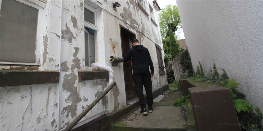 Haus steht kurz vor dem Verfall: Zwei Mieter blieben zurück Haus steht kurz vor dem Verfall: Zwei Mieter blieben zurück