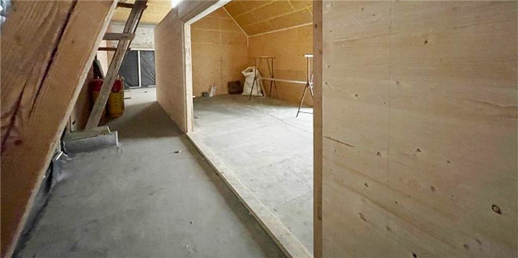 Es ist geschafft: Neues Holzhaus steht in der „Tourismus-Scheune“ Spannende Ein- und Ausblicke bietet bereits jetzt das neue Naturparkhaus an der Füchtelner Mühle. Doch noch haben die Handwerker hier viel zu tun.
