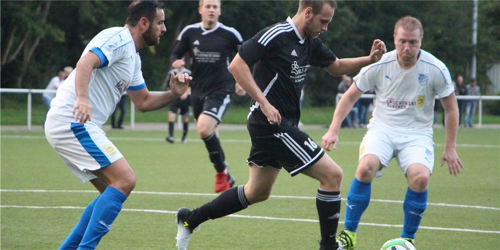 Preußen-Routinier verzichtet auf Wechsel: „Wollte den Verein nicht im Stich lassen“ Pascal Herrmann (M.) ist einer von zwei Spielern, die dem SV Preußen erhalten bleiben.