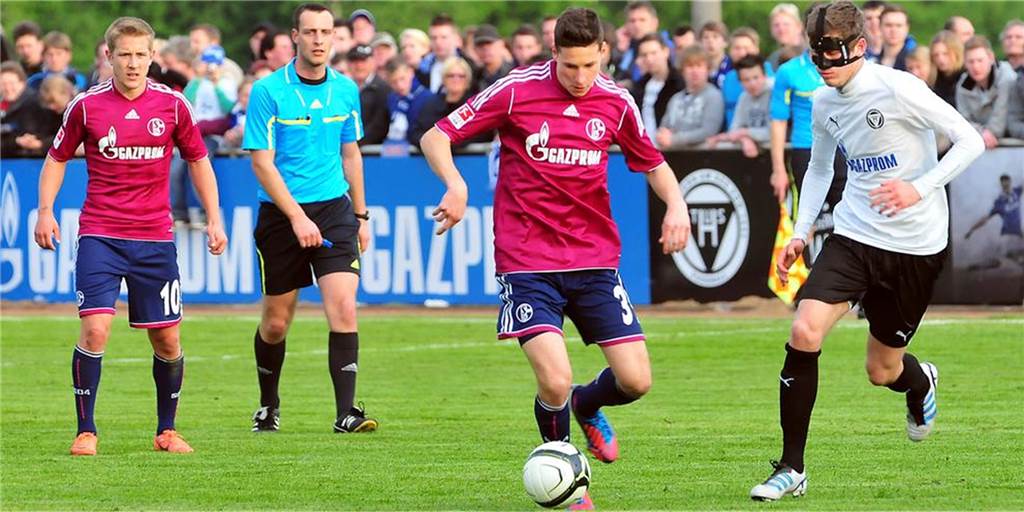 Als der TuS Haltern den FC Schalke schockte: „Entweder bist du der Depp oder der geht rein“ 2012 waren Julian Draxler (M.) und der FC Schalke 04 zu Gast beim TuS Haltern am See.