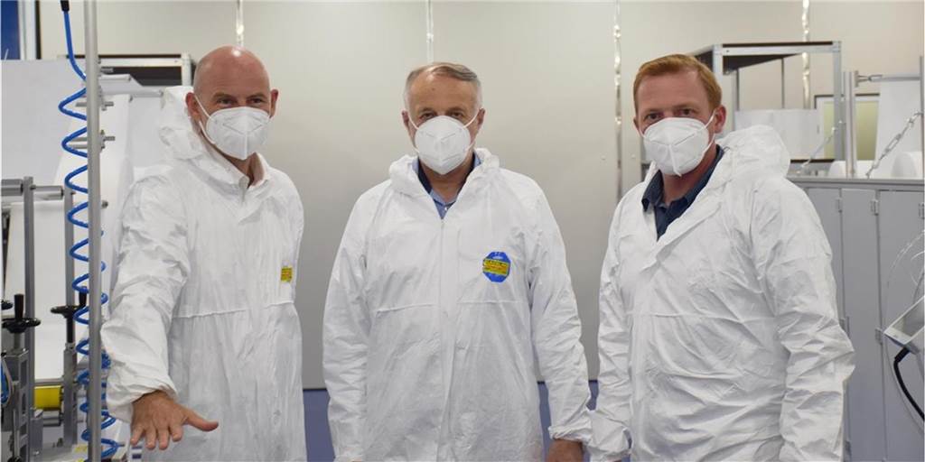 Nach illegaler Mitarbeiter-Unterbringung: Strafanzeige gegen Heeker Firma Bürgermeister Franz-Josef Weilinghoff (l.), Ludger Gausling (M.) und Sergej Ledowski (Technischer Leiter FIT) freuten sich im Frühjahr 2020 darüber, dass beim „Farm Innovation Team“ die ersten Masken produziert wurden. Nun hat das Unternehmen wegen der Unterbringung von polnischen Mitarbeitern eine Strafanzeige am Hals.