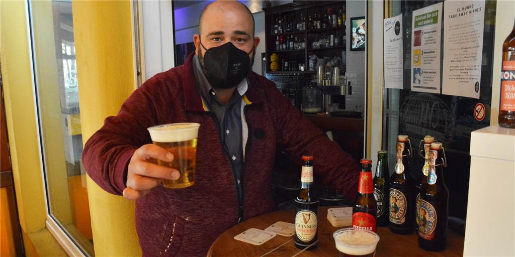 Immer mehr Kneipen öffnen: Wo es in Dortmund aktuell Fassbier gibt Marc-André Walter bietet an der Tür der Bar "El Mundo" im Kreuzviertel neuerdings frisch gezapftes Bier an - so wie zahlreiche Gastronomen in Dortmund.