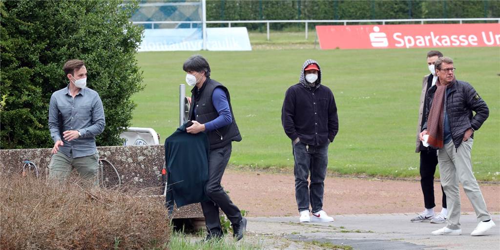 Streng geheim! Bundestrainer Joachim Löw sorgte am Freitag in Holzwickede für Stadion-Sperrung Streng geheim! Bundestrainer Joachim Löw sorgte am Freitag in Holzwickede für Stadion-Sperrung