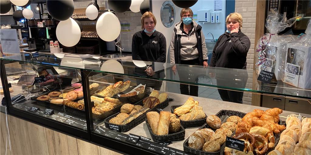 Zwei Jahre CAPpuccino Berliner Platz: So läuft‘s im Wewole-Café am Bahnhof Das CAPpuccino wird so geschrieben, weil es hier um Menschen mit HandiCAPs geht: Hier arbeiten Menschen mit Behinderungen. Das Café / Bistro ist im Rauxeler Hauptbahnhof zu finden.