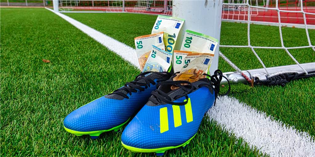 „Haifischbecken“ Amateurfußball: So funktioniert das Konzept der Spielerberatung „Haifischbecken“ Amateurfußball: So funktioniert das Konzept der Spielerberatung