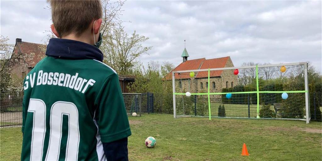 Bossendorfer drehen wieder Trainingsvideos - diesmal mit Special Guests Die Bossendorfer Jugendtrainer (v.l.) Marcel Hüser, Matthias Frintrop, Nils Bülhoff und Julian Müller betreuen seit einigen Jahren die Minikicker.