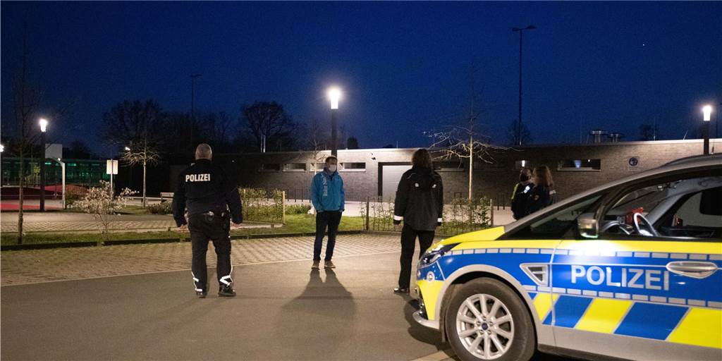 Ausgangssperre ignoriert: Polizei erwischte junge Frauen in Selm Zum Start der Ausgangssperre im Kreis Unna kontrollierte die Polizei bereits verstärkt nach 22 Uhr - wie auf diesem Bild zu sehen. Am vergangenen Wochenende hatte die Polizei einen pandemiebedingten Einsatz in Selm.