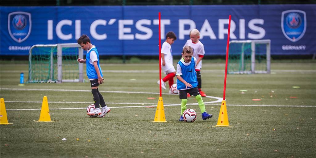 Dortmunder Trainer hat bereits für Real Madrid und Paris St. Germain gearbeitet - mit nur 26 Jahren In der Akademie von Paris St. Germain hat der Dortmunder Trainer bereits Einheiten abgehalen.