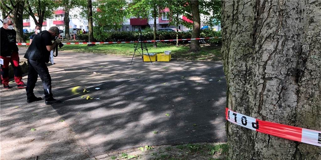Kurz nach der Tat hat die Polizei am Sonntag Spuren in der Parkanlage gesichert.