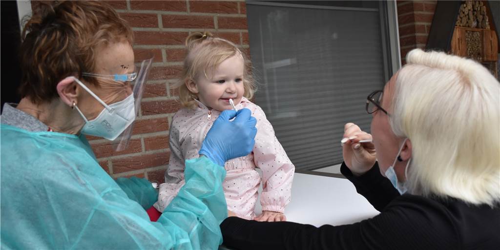 Lolli-Test: Zwillbrocker Teststation bietet Sicherheit für Kleinkinder Mandy Erdmann zeigt ihrer eineinhalb-jährigen Tochter Emilie wie sie den Lolli-Test anwenden soll. Seit Montag 10. Mai können Eltern ihre Kinder mit dem Lolli-Test bei der Teststation in Zwillbrock testen lassen.