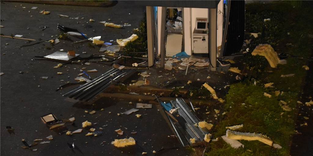 Gewaltige Explosion zerstört Kassenhäuschen - zweite Detonation am Morgen Gewaltige Explosion zerstört Kassenhäuschen - zweite Detonation am Morgen