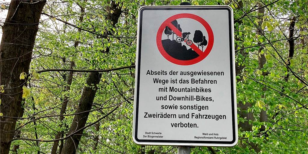 Mountainbike-Unfall: Für die Stadt ist die Piste am Ebberg illegal Mit großformatigen Tafeln weist die Stadt darauf hin, dass die Mountainbike-Piste am Ebberg gesperrt ist.