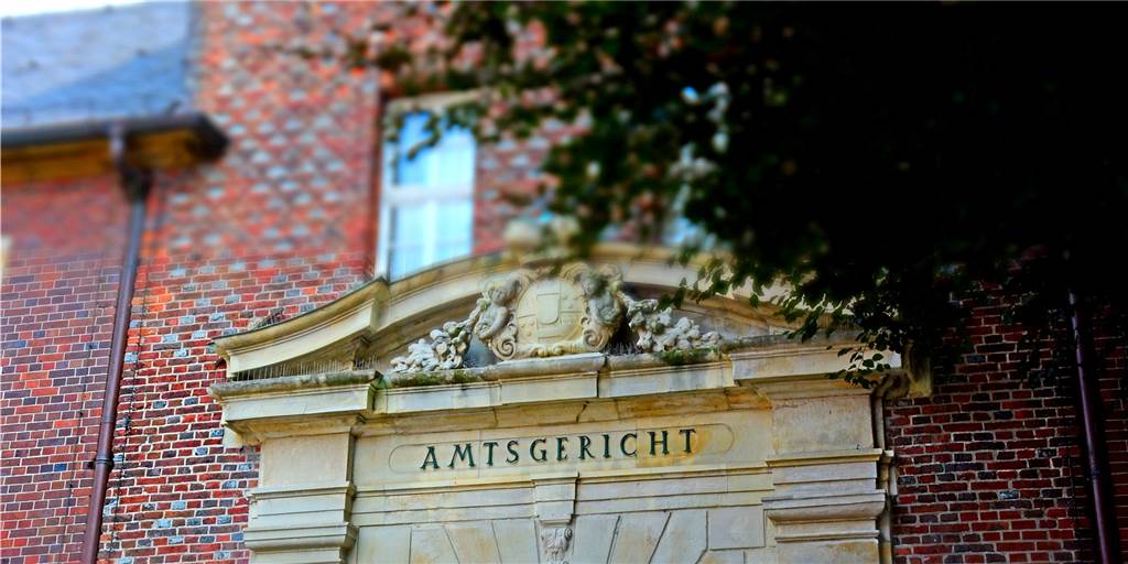 Zwei Kilo Marihuana im Kofferraum: Über zwei Jahre Haft für Kurier Zwei Jahre und vier Monate Haft lautet die Strafe für einen 27-jährigen Mann aus Werdohl. Der Zoll hatte ihn mit zwei Kilo Marihuana im Kofferraum an der deutsch-niederländischen Grenze gestoppt.