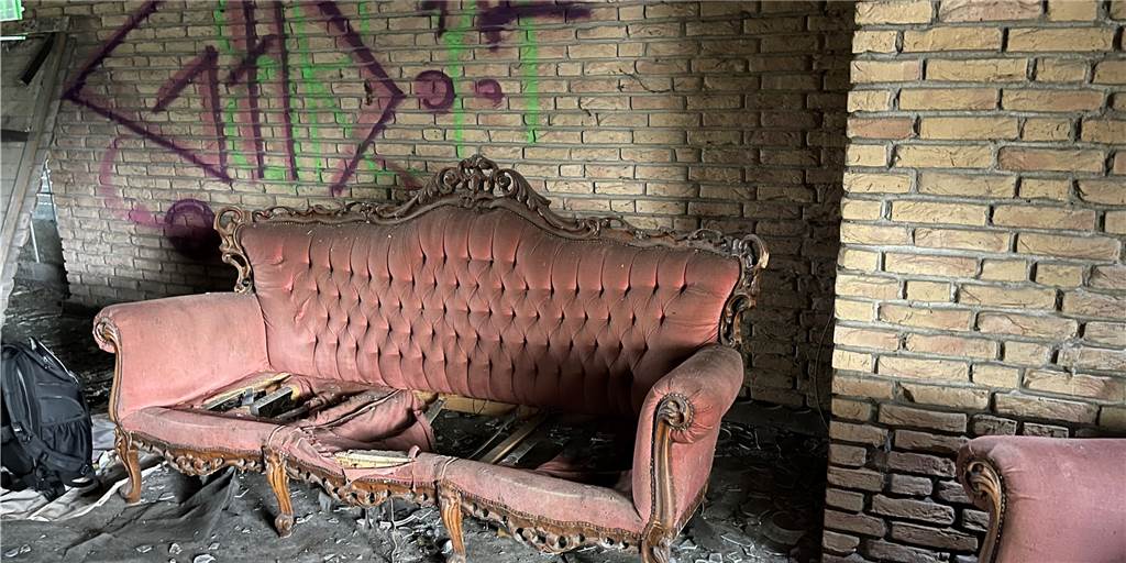 Jahrhunderte altes Herrenhaus: Vom Lost Place zurück in die Zukunft Graffitis an den Wänden, davor eine stark in Mitleidenschaft gezogene Sitzgarnitur im Chippendale Stil - diese Szenerie hat in den vergangenen Jahren viele ungebetene Besucher angezogen.