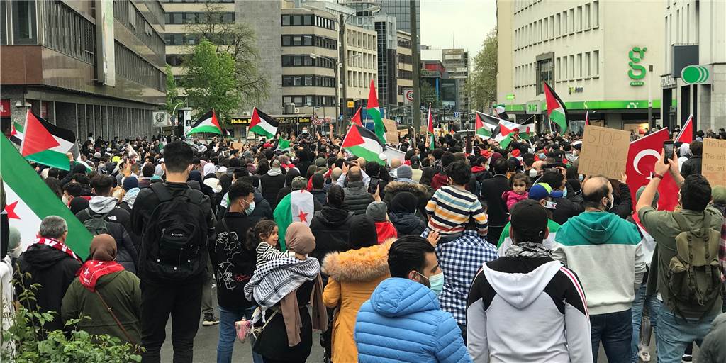 Rund 500 Menschen demonstrieren in der City mit Fahnen und Sprechchören Richtig voll ist es bei der Demonstration auf der Kampstraße geworden.