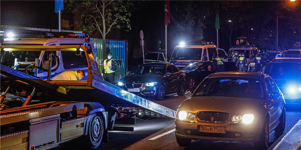 Auch in der zu Samstag (24.4.) hatten Stadt und Polizei Kontrollstellen am Ostwall in Dortmund eingerichtet, um gegen die illegale Tuner-, Poser- und Raser-Szene vorzugehen.
