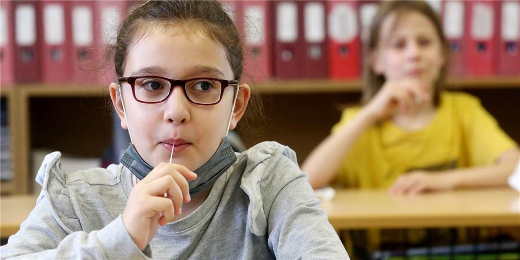 Die Lollitests an den Schulen in NRW kosten bis zu den Sommerferien 64,8 Millionen Euro Seit einigen Tagen werden an den Grund- und Förderschulen in NRW die Schülerinnen und Schüler mit dem Lollitest auf eine Corona-Infektion getestet. Das erfordert ein extrem aufwendiges Verfahren. Das Land lässt sich das viele Millionen Euro kosten.