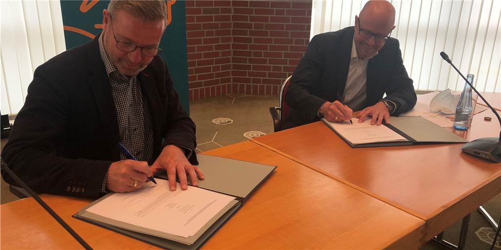 Millionen-Deals mit langfristigen Folgen: Gemeinde kauft Leitungsnetze Bürgermeister Mike Rexforth (l.) und Gerd Mittich von Westenergie unterzeichneten am Montag eine Zusatzvereinbarung zum Strom-Konzessionsvertrag, der die Gründung einer gemeinsamen Stromnetzgesellschaft ab 2026 vorsieht.