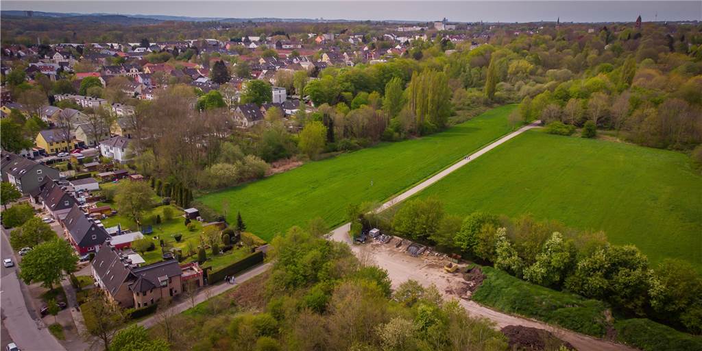 Umstrittenes Neubaugebiet in Dortmund: Bürgerprotest zeigt erste Wirkung Das Luftbild zeigt das geplante Neubaugebiet. Rund 70 Haushalte haben sich bereits zusammengetan, um das Wohnprojekt zu stoppen - notfalls auch mit rechtlichen Schritten.