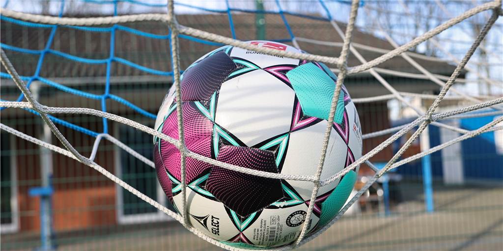 Derby-Hitparade: Acht Tore, zwei Platzverweise und ein Lächeln in den VfL-Gesichtern Achtmal landete der Ball am 22. September 2013 im Tornetz - das Derby der beiden Erzrivalen VfL Schwerte und ETuS/DJK Schwerte war spektakulär.