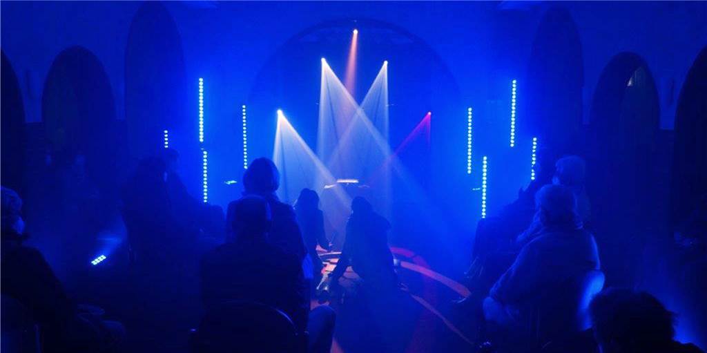 Jugend-Kloster bietet zu Pfingsten Gottesdienste der etwas anderen Art Das Jugend-Kloster Kirchhellen setzte an Karfreitag bereits die Passionsgeschichte mit vielen Licht-Effekten in Szene. Ein ähnliches Angebot gibt es jetzt auch zu Pfingsten.