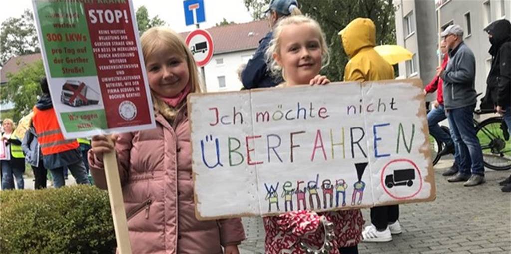 Ecosoil-Ansiedlung genehmigt: Castrop-Rauxel protestiert energisch Auch diese beiden kleinen Merklinderinnen wollen keine weiteren Lkw auf der Gerther Straße, beteiligten sich im September 2020 am Protestmarsch gegen die Ecosoil-Ansiedlung.