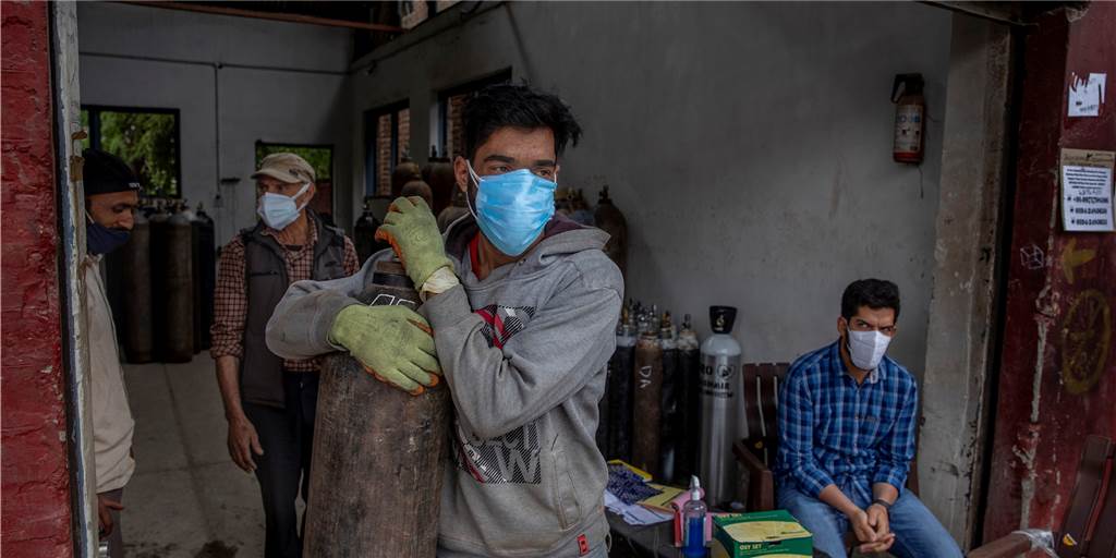 Heiß begehrt und in vielen Bundesländern in Indien kaum noch zu bekommen: Ein Mann umarmt eine Flasche mit Sauerstoff. 