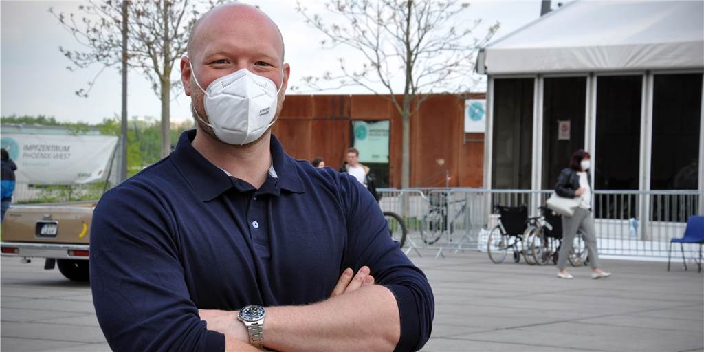 Orga-Chef des Impfzentrums: Schaffen auch 50 Prozent mehr Impfungen Jens Peick, Organisationsleiter des Impfzentrums in Dortmund, blickt dem Stresstest zuversichtlich entgegen. Am Donnerstag sollen 3700 Menschen auf Phoenix-West geimpft werden.