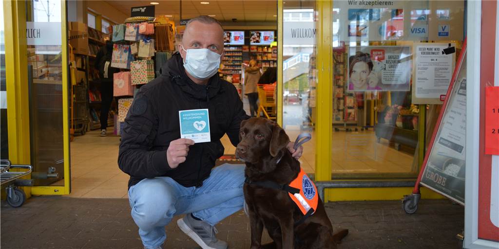 Thorsten Habels Lebensretterin Hanni darf nicht in jeden Laden „Assistenzhund willkommen“ heißt es bei Rewe Ortmann in Dortmund-Scharnhorst: Thorsten Habel und seine Hündin Hanni können hier problemlos einkaufen. Der Aufkleber soll mehr Menschen für die Assistenzhund-Thematik sensibilisieren.