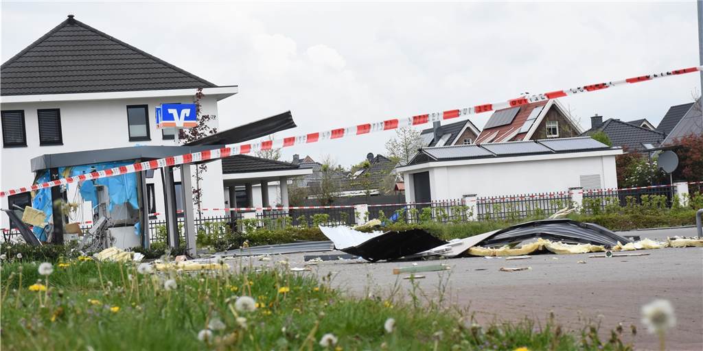 Diskussion nach Sprengung: Wieso trifft es immer Volksbank-Automaten? Die Trümmerteile sind bei der Sprengung an der Zwillbrocker Straße meterweit geflogen.