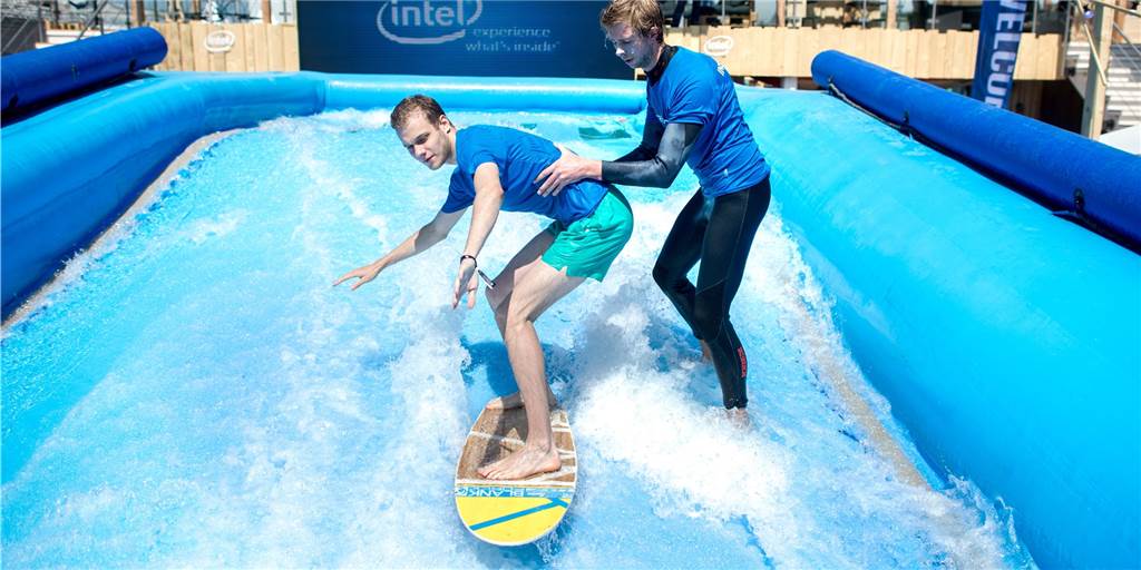 Mit Video: „Werne und Wasser - das gehört zusammen“: Lob für Pläne zur Surfworld Viel Lob gab es nun für die Pläne einer Wellensurf-Anlage in Werne. In der Surfworld soll es auch eine Anlage „Rapid Surfing“, also das Surfen auf einer stehenden Welle, geben. Hier zu sehen auf der Cebit 2018 in Hannover.