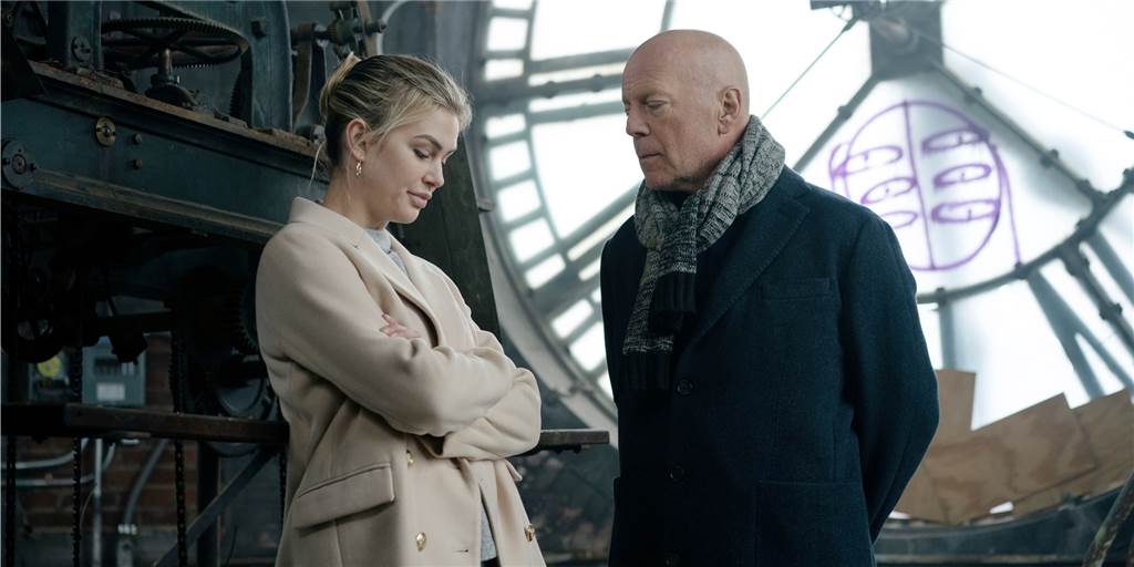 Bruce Willis macht sein Geld in Filmen wie „Hard Kill“ im Sitzen Die Spannung hat Auszeit, wenn Firmenboss Chalmers (Bruce Willis) mit der Tochter (Lela Kent) plaudert.
