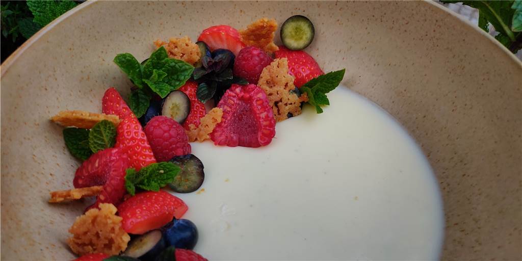 Rezept vom Profikoch: Panna cotta mit Buttermilch verfeinert Die Panna Cotta mit Beeren ist ein perfekter Sommer-Nachtisch.