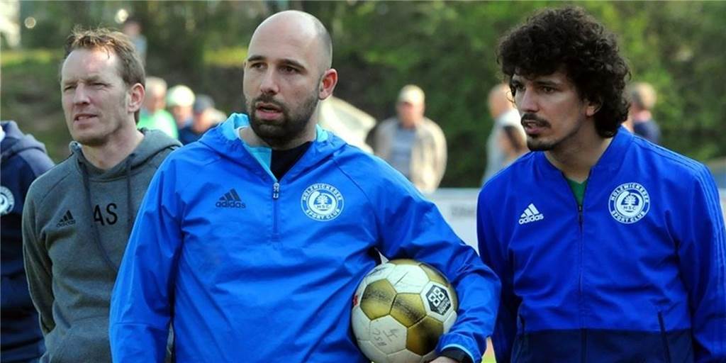 Spieler mit großem Potenzial: Lüner SV holt Talent mit Oberliga-Erfahrung Trainer Axel Schmeing, der Sportliche Leiter Marcel Piaszyk und Co-Trainer Karim Bouasker (v.l.) haben einen weiteren Transfer unter Dach und Fach gebracht.