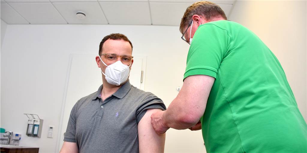 Bundesgesundheitsminister Jens Spahn in Legden gegen Corona geimpft Von seinem Hausarzt Dr. Volker Schrage hat sich Bundesgesundheitsminister Jens Spahn am Freitagnachmittag in Legden gegen das Coronavirus impfen lassen. Der 40-Jährige bekam das Vakzin von Astrazeneca.