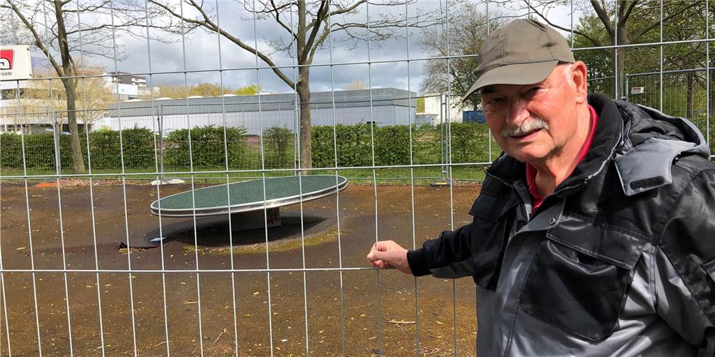 Dortmunder Spielplatz seit Jahren unbenutzbar - eine Lösung ist in Sicht Der Scharnhorster Lothar Schnabel fragt: Warum ist dieser Spielplatz in der Nähe der Gesamtschule Scharnhorst bereits seit zwölf Jahren abgesperrt?